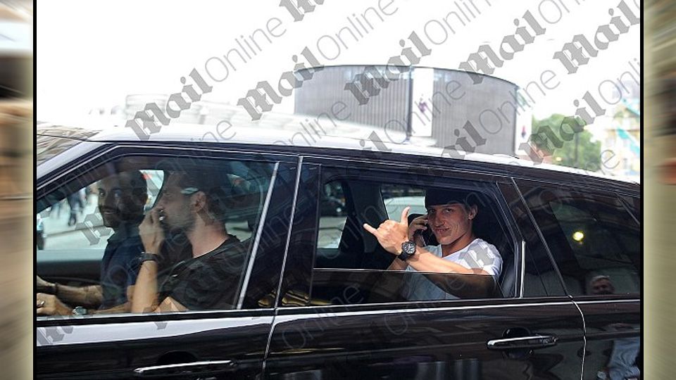 David Luiz saat berada di London untuk menyelesaikan proses transfernya ke Chelsea. Copyright: &copy; dailymail
